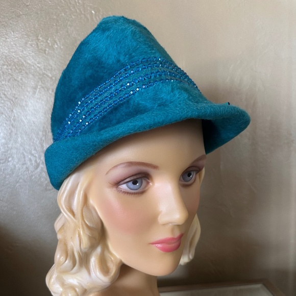 DESIGNER 1960s\' AQUA FURRY FELT FEDORA + MATCHING RHINESTONES & LONG FEATHER main image 13